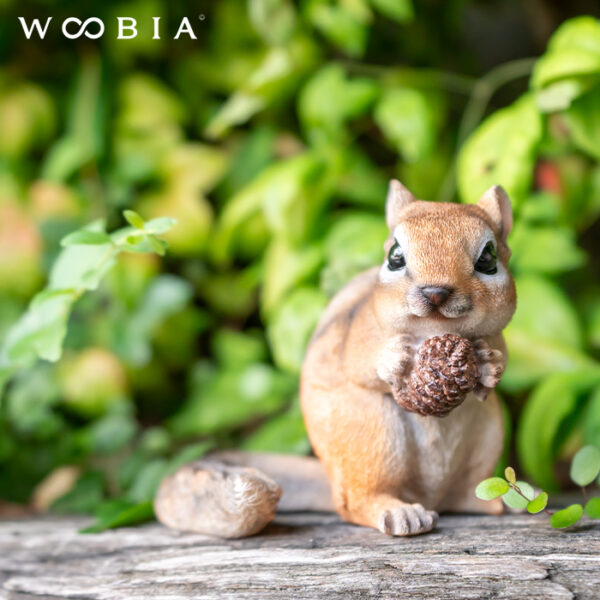 松ぼっくりを抱えるリス《 シマリス 9.7cm》 - 画像 (4)